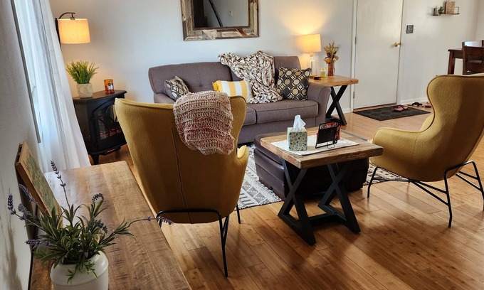 Rapid Valley House | Cozy House Steps from the Airport - Family Friendly Stay