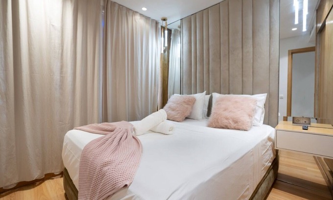 RACINE EXTENSION Apartment | Cozy King Size Bed Flat with Pet-Friendly Amenities