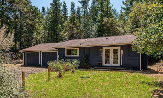 Florence House | Cozy Mercer Lake Cottage: Pet Friendly & Hot Tub Escape