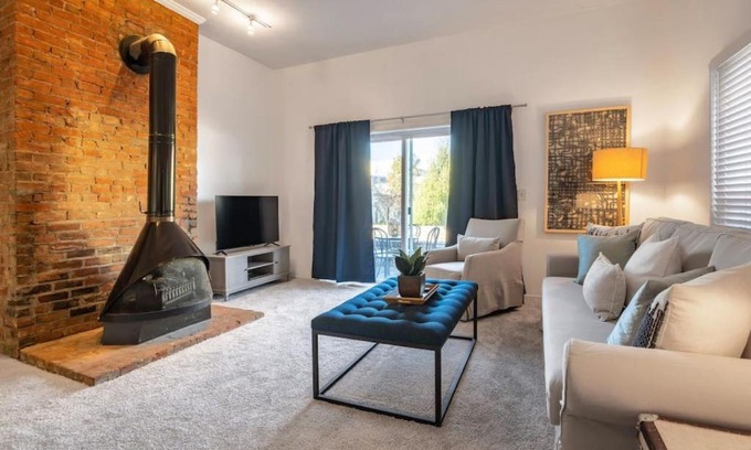 Mount Adams Apartment | Cozy MtAdams 2BR - Perfect Location & Pet Friendly
