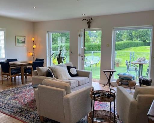 Newtownards Apartment | Cozy One-Bedroom Apartment with Balcony - Rated 10/10