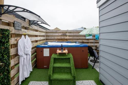 Amlwch Apartment | Cozy Couples Retreat with Inviting Hot Tub - Rated 9.5/10
