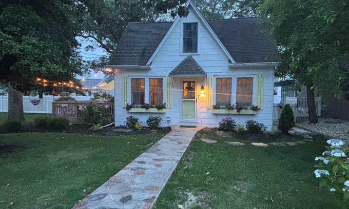Town Bank Cottage | Cozy Cottage Steps from the Bay with Ocean View Amenities