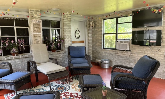 Waycross Apartment | Adorable Studio with electrical fireplace