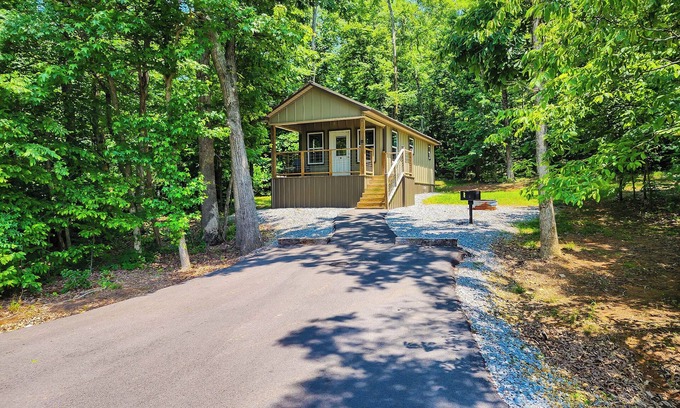 Guntersville Apartment | Cozy Tiny House Cabin with Lake Views & Pool Access