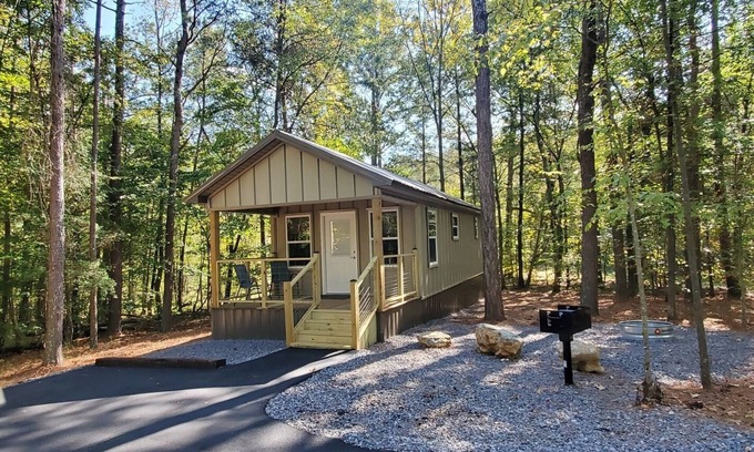 Guntersville Apartment | Charming Tiny House Cabin with Lake Views & Pet-Friendly Stay