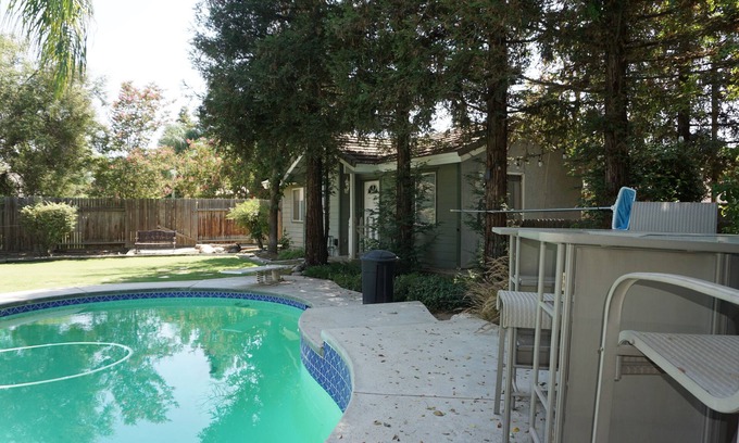 Greenacres House | Charming 1 Bedroom Guest House with Pool Access