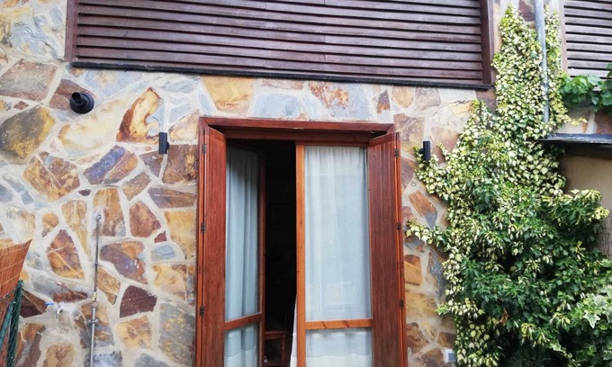 Villanova House | Pet-Friendly Adosado con Terraza with Exceptional 10/10 Rating