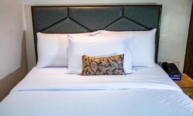 Somolu Hotel | Experience Comfort at Adun Suites with Pool and Breakfast