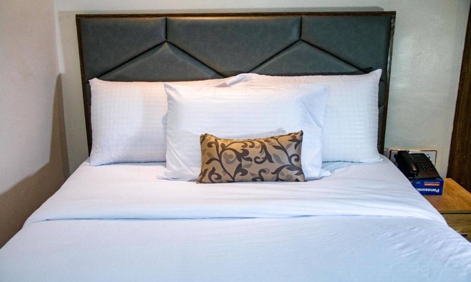 Somolu Hotel | Comfort at Adun Suites: Pool, Spa & Child-Friendly Stay
