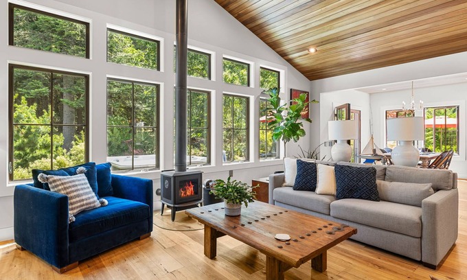 Cascade Locks House | Experience Adventure and Relaxation at Hummingbird Hotel