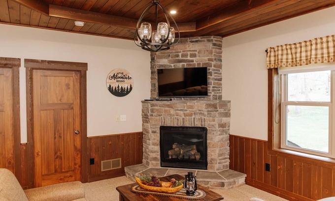 Dundee Cabin | Experience the Adventure Awaits Suite in Amish Country