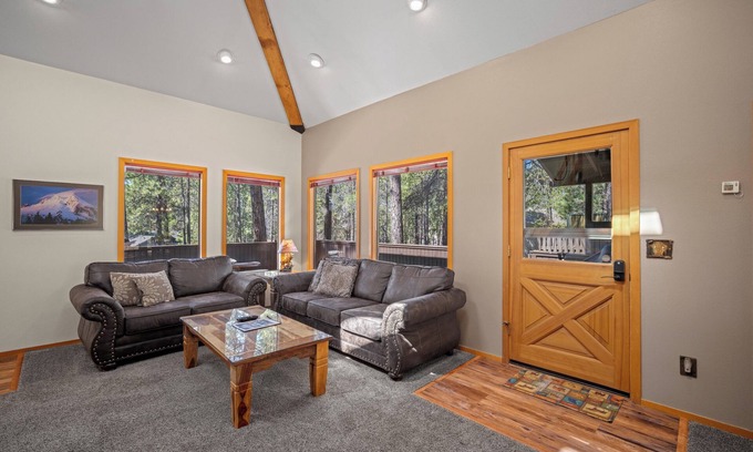 Sunriver House | Charming 2 Fox Lane: Family-Friendly Stay with Spa Access