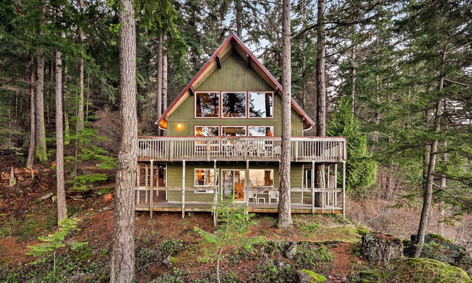 Olga Cabin | Scenic Adventure Cabin on the Water for Wildlife Viewing