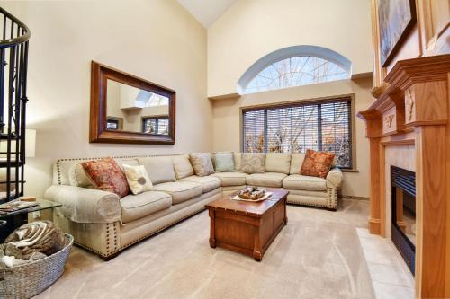Midway Apartment | Adventure Hub: Ski Resorts & Park City Condo with Hot Tub