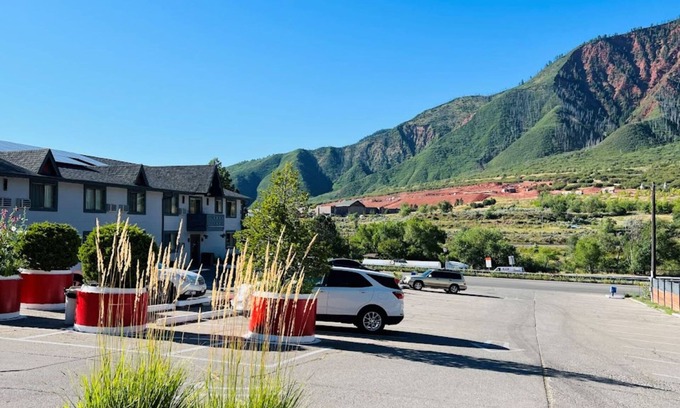 Glenwood Springs Hotel | Cozy Adventure Inn: Family-Friendly Retreat with Hot Tub
