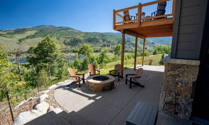 Silverthorne House | Adventure Lakehouse: Breathtaking Views & Prime Amenities