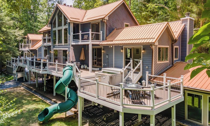 Oakland House | Experience Copper Canoe: Lakefront Retreat with Pool & Spa