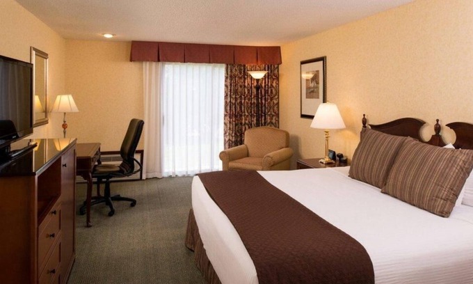 Tri-Cities House | Adventures Awaits! Spacious Unit Near Attractions, Onsite Poo, FREE Parking!