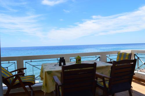 Platana Apartment | Stunning Aegean View Hotel with Oceanfront & Pet-Friendly Stay
