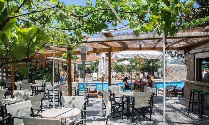 Karlovassi Hotel | Discover Aegeon: Family-Friendly Hotel with Pool & Spa