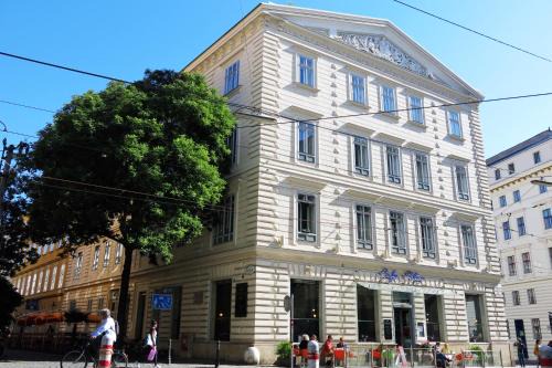 Josefstadt Apartment | Discover aeki CITY: 4-Star Retreat with Family-Friendly Amenities