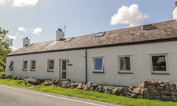 Menai Bridge Cottage | Pet-Friendly AEL Y BRYN: Coastal Cottage with Ocean Views