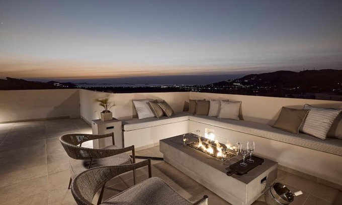 Glinado Villa | Relaxing Aelios Villa Naxos with Oceanfront Pool & Hot Tub