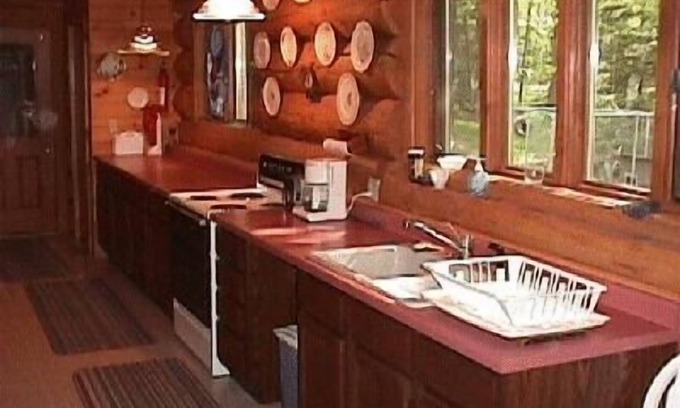 Butternut Cabin | Inviting 'AERIE' Eagles Nest Lodge with Pool & Two Kitchens