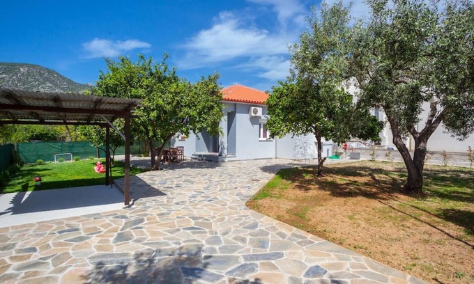 Artemida House | Cozy Aethra House in Agria Volou with Family Amenities
