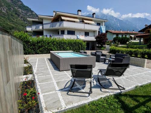 Mese House | Valchiavenna Guest House: Oceanfront Retreat with Pool
