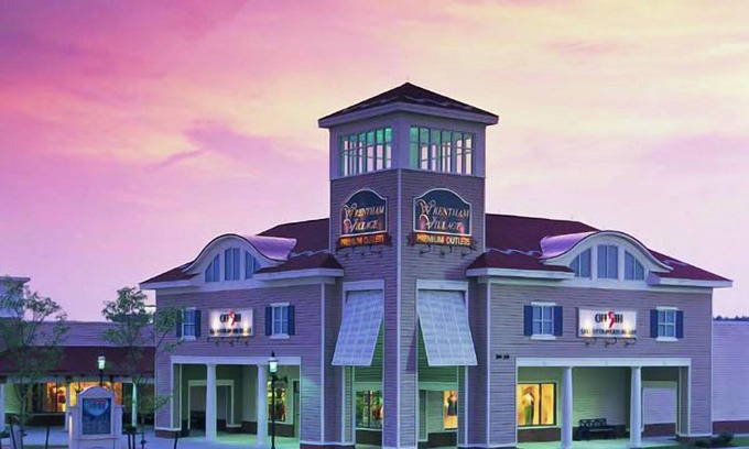 Foxboro Hotel | Budget-Friendly Stay with Free Breakfast Near Capron Park Zoo