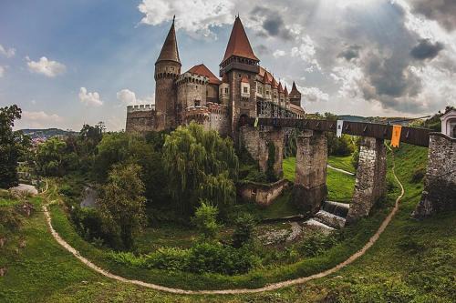 Hunedoara Apartment | Budget-Friendly Apartment Steps from the Castle