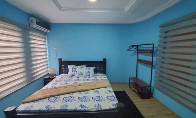 Weija Apartment | Affordable Apartment with Living Room & Bathtub