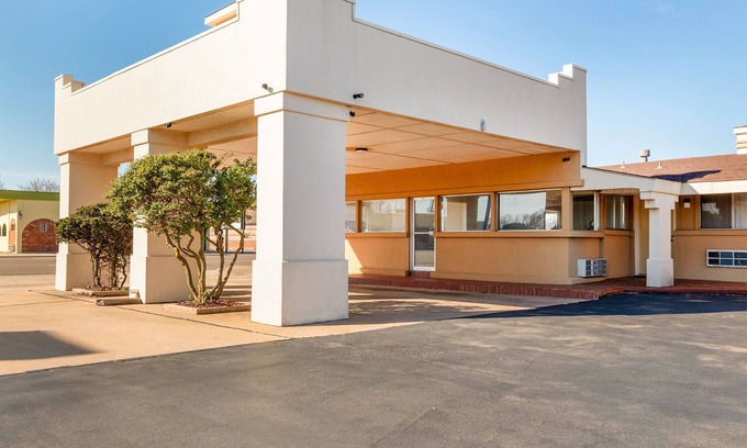 Elk City House | Budget-Friendly Retreat: 3 Units with Free Parking Near Ackley Park