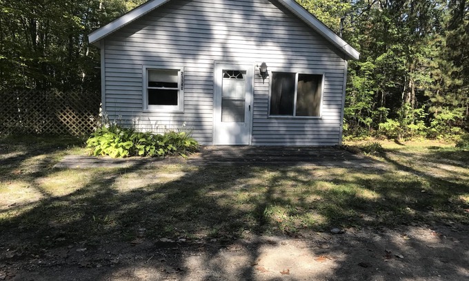 Hillman House | Budget-Friendly Cottage Near Lake Avalon with Breakfast