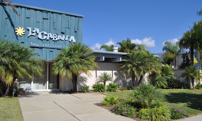 Carpinteria Condo | Cozy End Unit in La Cabaña: Steps to Beach & Great Amenities