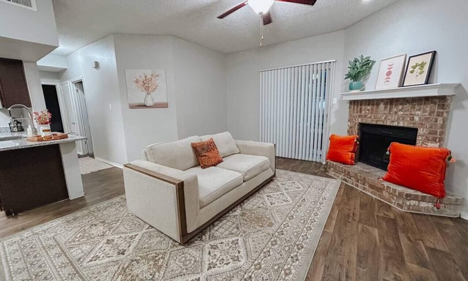 South Side Apartment | Inviting Texan 2-Bed Home with Pet-Friendly Amenities