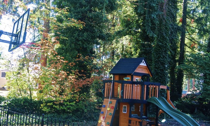 Renton House | Budget-Friendly Modern 1BR Suite with Kitchen & Pet Access