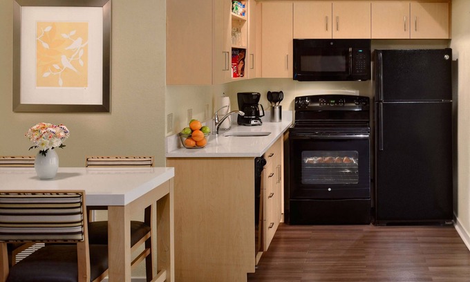Somerset Hotel | Affordable Suite with Full Kitchen, Seasonal Pool and Pet-Friendly