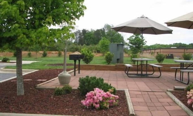 Conover Hotel | Budget-Friendly Suites with Kitchen & Breakfast in Hickory