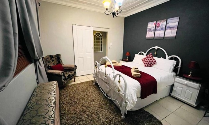Vredefort House | Family-Friendly Afri Gastekamers with Pool & Breakfast