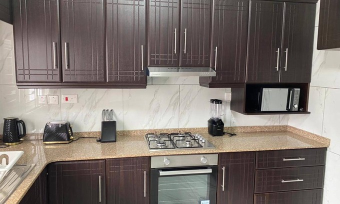 Freetown House | After 5 Apartment: Family-Friendly En-suite Retreat