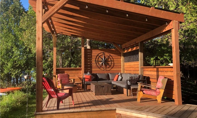 Wentworth-Nord Ski Chalet | Idyllic Lakefront Cottage | Chalet de Luxe with Private Beach