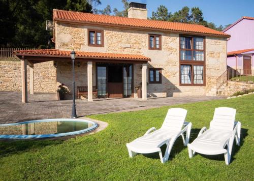 Laxe House | Discover AG Casa Rústica Laxe: Garden Retreat Near Beach