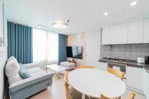 Bongmyeong-dong Apartment | Pet-Friendly Haven: Guest Rated 9.5/10 for Families