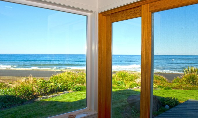 Yachats House | Agate Point: Oceanfront Retreat with Spa & Amazing Views
