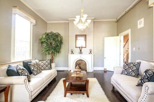 Mobile House | Agatha's Historic Home: Premier Stay with Free Parking & Wi-Fi
