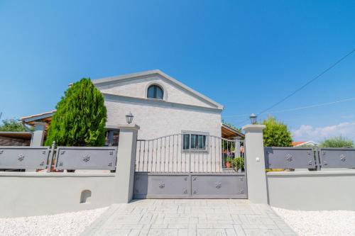 Petaleia House | Agathis Home: Family-Friendly Retreat with Exceptional Reviews