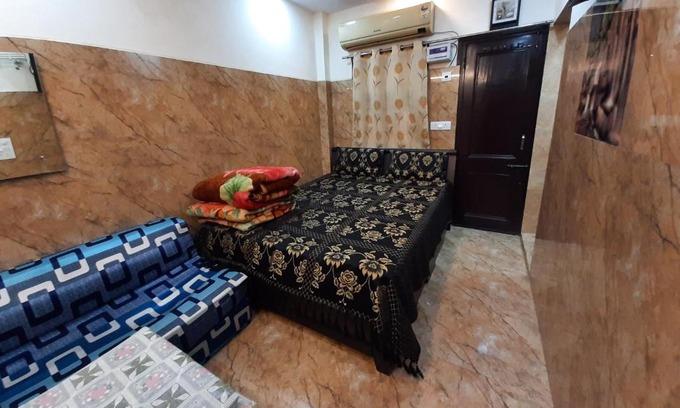 Lajpat Nagar Apartment | Comfortable Aggarwal Guest House with Full Kitchen & WiFi